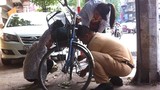 Sốt loạt ảnh CSGT giúp nữ sinh sửa xe đạp
