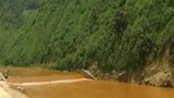 Nước sông ô nhiễm... chính quyền địa phương cũng “bó tay“
