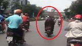 Sư thầy không đội mũ bảo hiểm... "đánh võng" trên đường Hà Nội