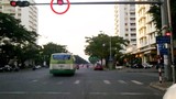 Xe buýt ngang nhiên vượt đèn đỏ gây bức xúc