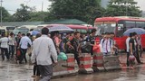 Hàng nghìn người đội mưa rời Thủ đô về quê nghỉ lễ