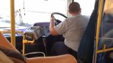 Tài xế xe buýt nhấc vô lăng ra khỏi tay lái