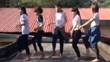 Sửng sốt cảnh nữ sinh nhảy nhót trên nóc trường học