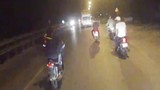Sửng sốt quái xế lái xe máy bằng chân trên đường