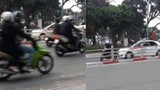 Thanh niên cứng dùng xe máy chặn đầu taxi