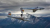 Ấn tượng phi công “phi” tàu lượn trên lưng máy bay