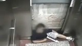 Kinh hoàng nam thanh niên bị mắc kẹt ở cửa thang máy