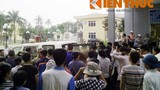 Bé gái chết bất thường: Cảnh dân bất bình vây kín BV Quốc Oai