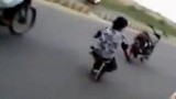 Sửng sốt quái xế trượt patin để xe máy kéo trên đường