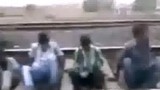 Khiếp hãi 4 thanh niên liều mạng nằm lên ray tàu hỏa
