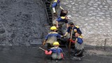 Mục kích hàng trăm công nhân làm sạch sông Tô Lịch