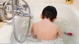 Tắm nước nóng giảm triệu chứng tự kỷ ở trẻ