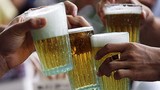 Cảnh tượng người Việt bia rượu tẹt ga... “tám” trên báo Tây