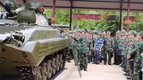 Cán bộ TTG Việt Nam học tập về xe thiết giáp BMP-2