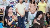Ca sĩ tỉ phú Hà Phương giản dị đi trao quà từ thiện