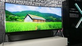 “Trên tay” TV SUHD 105 inch có thể bẻ cong của Samsung