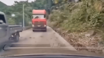 Clip: Xe tải chạy lấn làn, suýt đấu đầu ô tô con trên đường núi