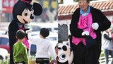 Mẹ 75 tuổi đóng giả chuột Mickey kiếm tiền cưới vợ cho con