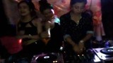 Kiều nữ chơi DJ, nhảy nhót trong đám cưới quê
