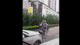 Dân mạng khen người đàn ông nước ngoài chặn đầu ô tô lấn làn BRT