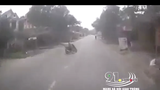Sang đường kiểu “mù mắt”,  “ninja Lead” khiến xe tải mất lái đâm vào nhà dân