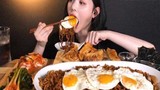 Ăn uống thả phanh, Youtuber xứ Hàn vẫn có vòng eo siêu thực