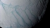 Kỳ lạ Mặt trăng Enceladus hóa sọc vằn bất thường