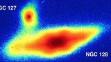 Kỳ lạ hai thiên hà có cấu trúc như hạt đậu phộng