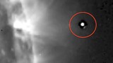 Vật thể lạ vỏ đen, lõi trắng nghi UFO lượn trên Mặt trăng