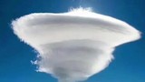 Bí ẩn hình người đi bộ trên cuộn mây hình UFO