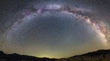 Ngoạn mục ảnh thiên hà Milky Way hóa vòng cung tròn trĩnh