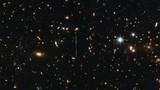 Ảnh kinh ngạc về thiên hà khổng lồ bị bắt gặp bởi Hubble