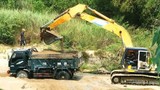 Chủ tịch xã 'bật đèn xanh' cho khai thác cát trái phép trên sông La Tinh