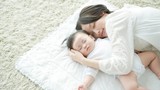 Thói quen ngủ của cha mẹ Việt khiến trẻ hỏng mắt, ngu đần