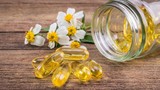 Dùng vitamin E làm đẹp, nên uống hay thoa mặt mới đại lợi?