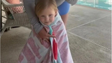 Cảnh báo kiểu quấn khăn tắm khiến trẻ dễ đuối nước ở hồ bơi