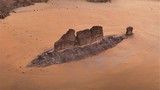 Kỳ lạ khối đá hình con cá khổng lồ trồi lên giữa sa mạc