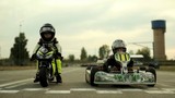 Xem “nhóc tì” 2 và 4 tuổi biểu diễn đua xe chuyên nghiệp