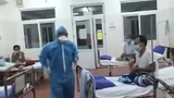 Xúc động bác sĩ Bệnh viện C hát cùng bệnh nhân trong khu cách ly