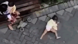 Clip: Khỉ đi xe đạp “bắt cóc” bé gái trên phố và sự thật bất ngờ