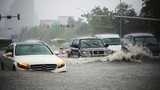 Kinh nghiệm "bỏ túi" khi lái xe ôtô trời mưa và qua vùng ngập nước