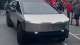 Bán tải Tesla Cybertruck lộ diện: nội thất tối giản, cổng sạc ở chắn bùn