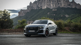 Audi RS Q8 Performance với mặt trời lơ lửng trên Địa Trung Hải