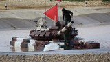 Xe tăng T-72B3 chạy đua bị “sặc nước”, chết dí giữa sông