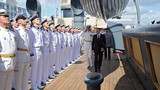 Chùm ảnh ông Putin bất ngờ thăm tuần dương hạm Rạng Đông