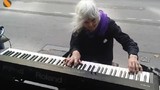 Bà cụ ăn xin biểu diễn Piano tuyệt đỉnh trên phố