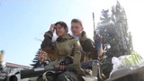 Đám cưới ngọt ngào trên xe tăng của lính ly khai Ukraine