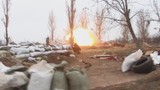 Lính Ukraine nháo nhác chạy khi xe bọc thép BMP-2 trúng pháo