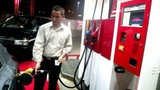 Xem tài xế nước ngoài tự đổ xăng, không cần nhân viên