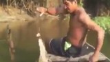 Thán phục người đàn ông dùng dây bắt cá trong tích tắc